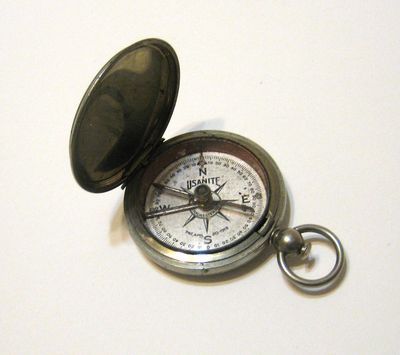   pictures this type compass was used by soldiers in wwi and wwii during